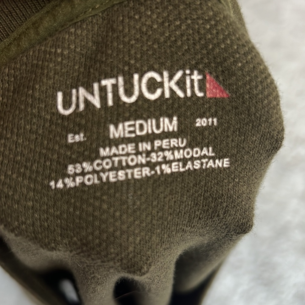 Mens UNTUCKit long sleeve army green medium Henley shirt